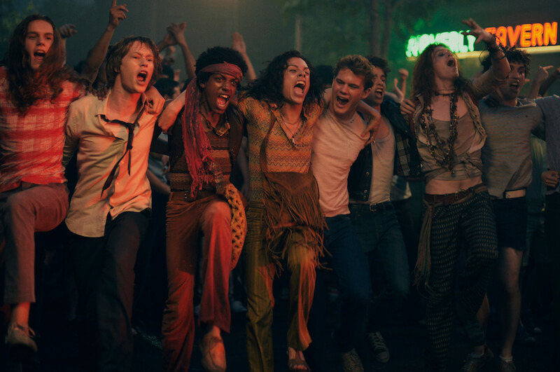 Vivide, vibranti, 70's: le più belle immagini dal set di Stonewall