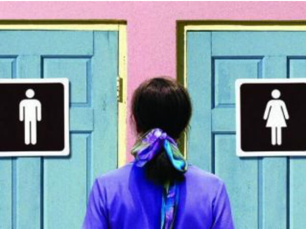 I film LGBTQIA+ della settimana 22/28 aprile tra tv generalista e streaming - transamerica bathroom - Gay.it