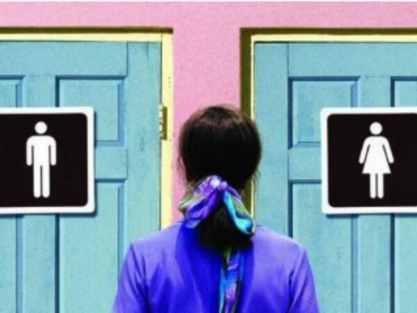 I film LGBTQIA+ della settimana 22/28 aprile tra tv generalista e streaming - transamerica bathroom - Gay.it