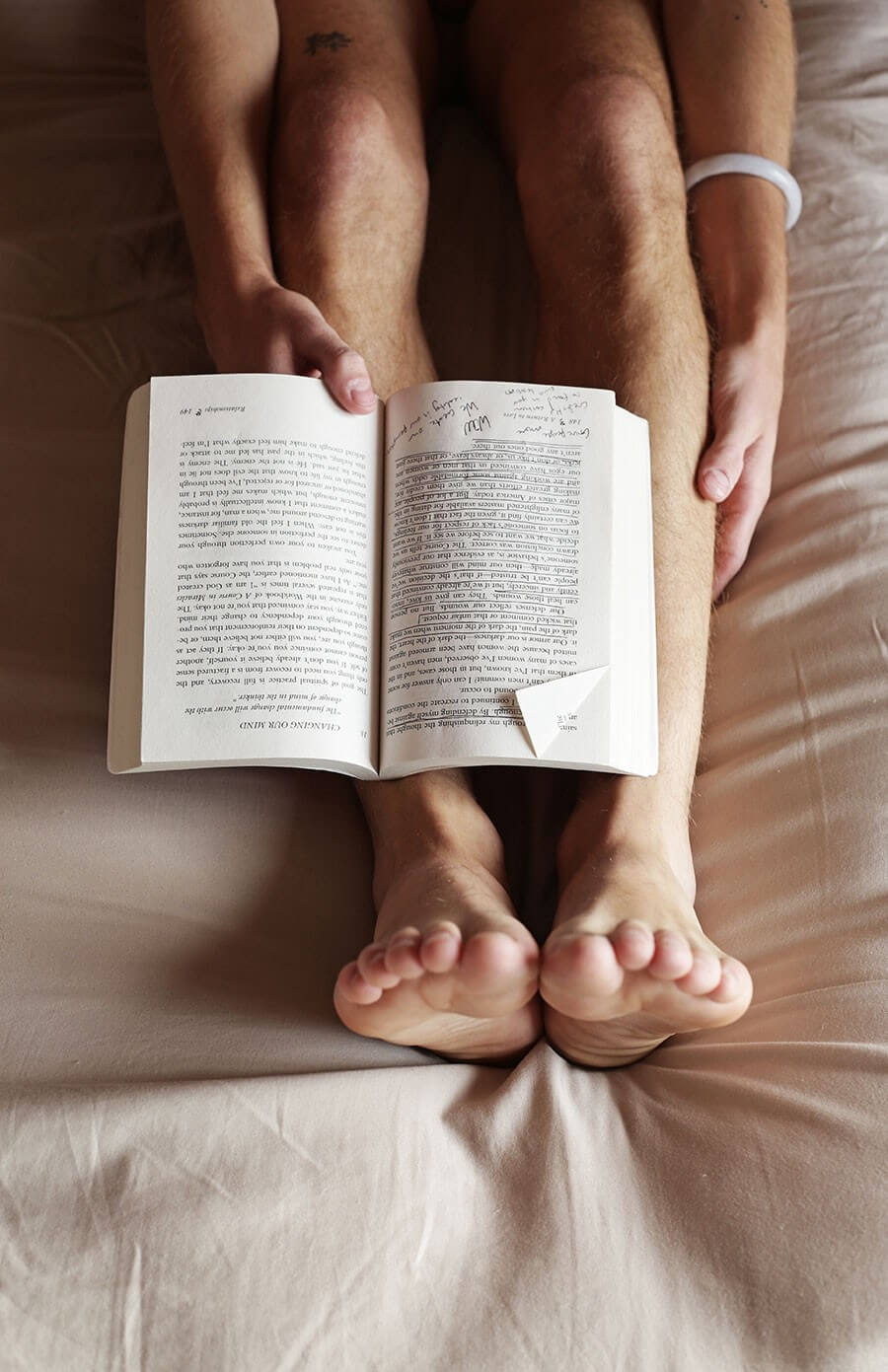 uomini_nudi_leggono_libri_a_letto_luke_austin