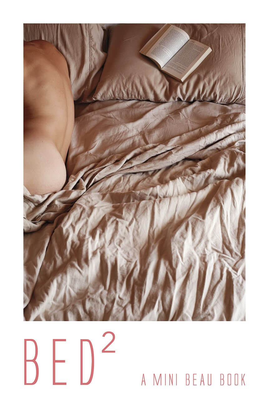uomini_nudi_leggono_libri_a_letto_luke_austin
