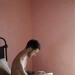 uomini_nudi_leggono_libri_a_letto_luke_austin - Thumbnail