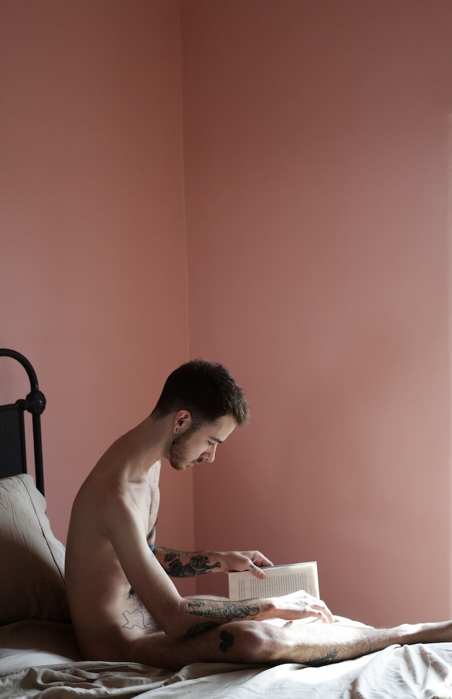 uomini_nudi_leggono_libri_a_letto_luke_austin