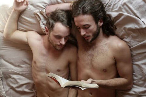 Uomini nudi che leggono: il servizio fotografico di Luke Austin - uomini nudi leggono libri a letto luke austin 22 - Gay.it