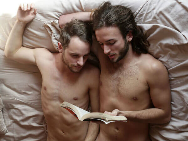 Uomini nudi che leggono: il servizio fotografico di Luke Austin - uomini nudi leggono libri a letto luke austin 22 - Gay.it