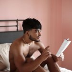 uomini_nudi_leggono_libri_a_letto_luke_austin - Thumbnail