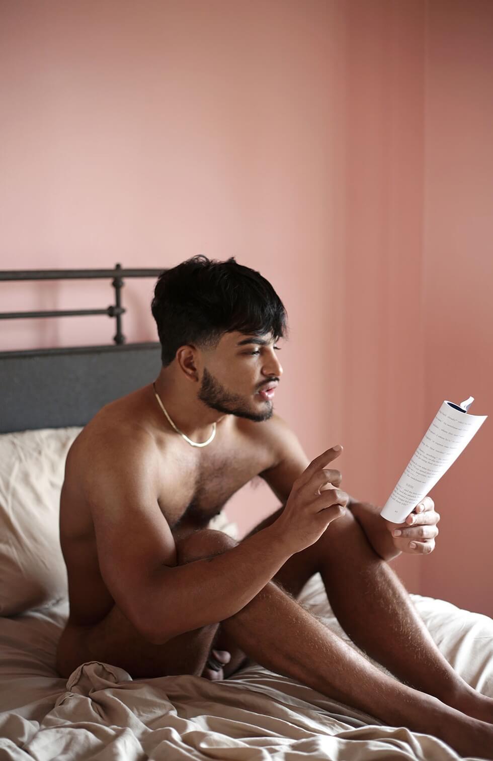 uomini_nudi_leggono_libri_a_letto_luke_austin