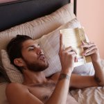 uomini_nudi_leggono_libri_a_letto_luke_austin - Thumbnail