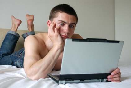 uomo_guarda_porno_gay