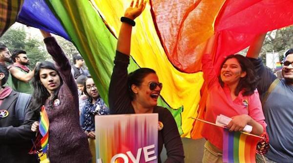 ragazza lesbica contenta di essere al pride