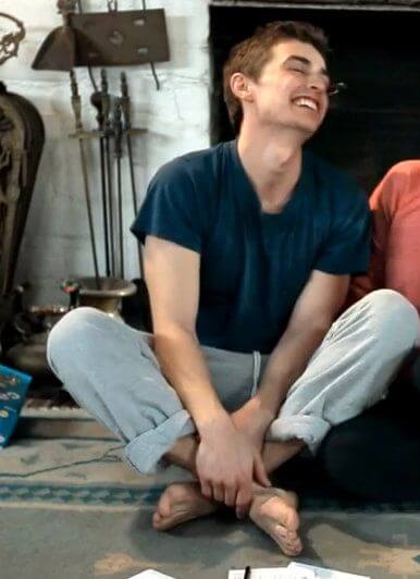 Dave_Franco_piedi