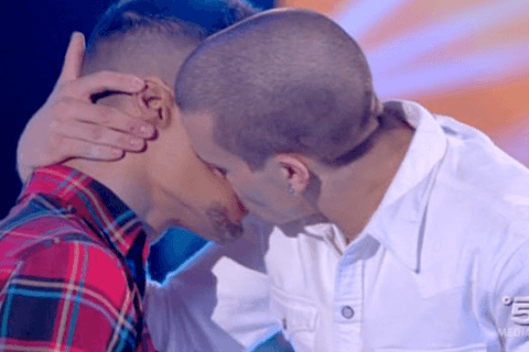 Amici: doppio bacio gay in prima serata! - Schermata 05 2457510 alle 12.58.40 - Gay.it