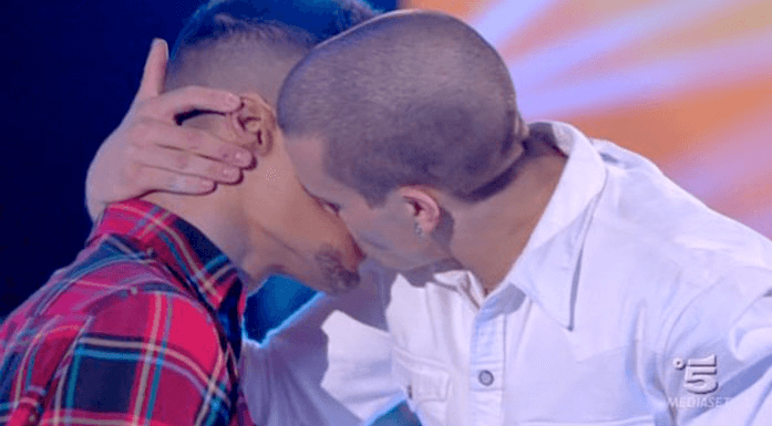 amici_2016_bacio_gay