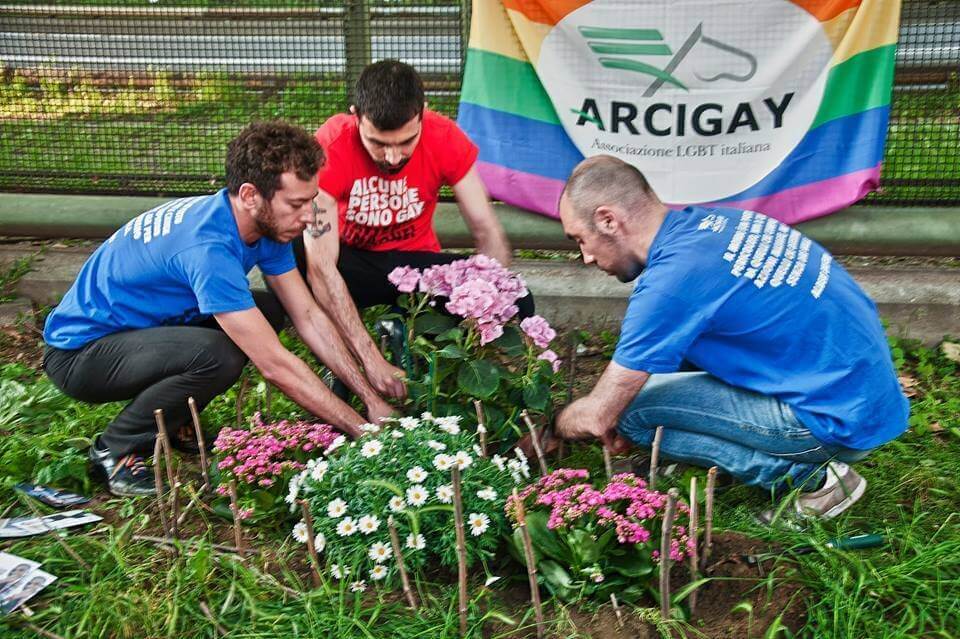 Torino: Guerrilla Garden sotto al condominio omofobo - arcigay torino guerrilla garden 1 - Gay.it