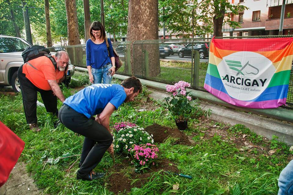 Torino: Guerrilla Garden sotto al condominio omofobo