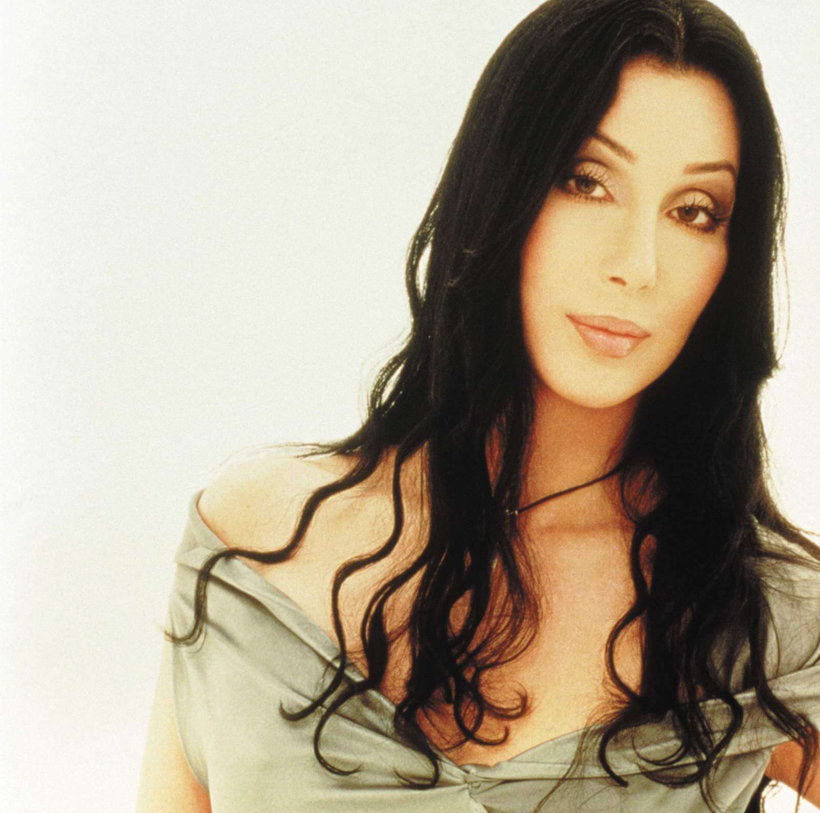 Cher compie 70 anni: 15 look e 15 canzoni da non perdere!