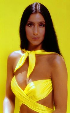 Cher compie 70 anni: 15 look e 15 canzoni da non perdere!