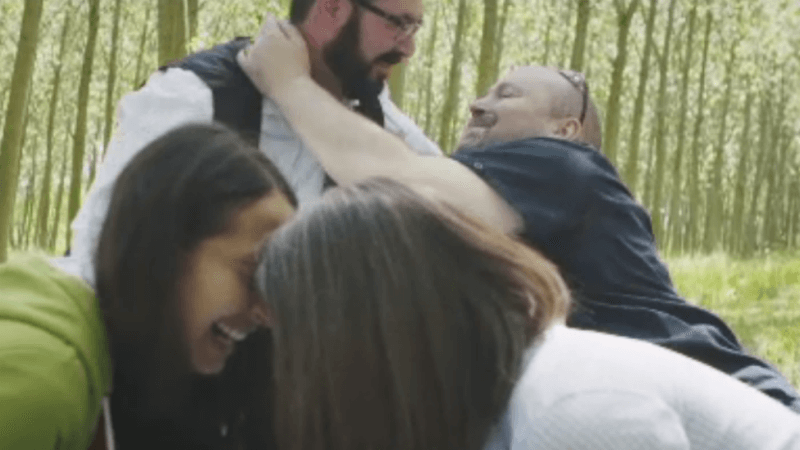 Nomadi: nel nuovo video Così Sia coppie gay e lesbo