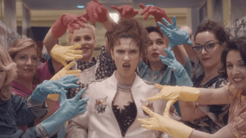 Elisa: divertita e scatenata in “Love me Forever”, con i ballerini di Amici