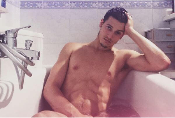 gabriele_esposito_amici_15_nudo