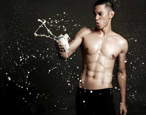 Le foto scandalo apparse, e poi scomparse, del cantante vietnamita Ho Vinh Khoa