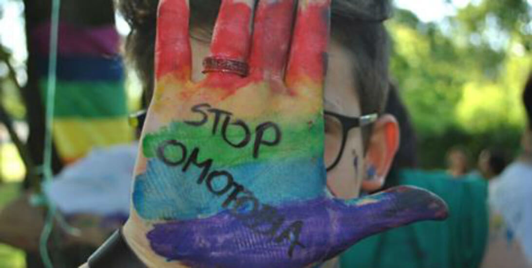 Genova: giovane picchiato perché gay