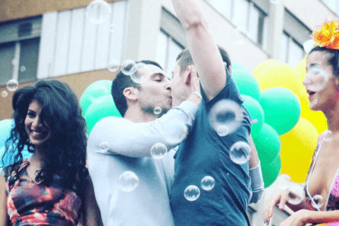 Sense8: Lito e Will ci danno dentro al Pride di San Paolo - sense8 kiss 2 - Gay.it