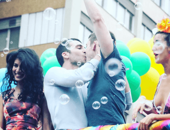 Sense8: Lito e Will ci danno dentro al Pride di San Paolo