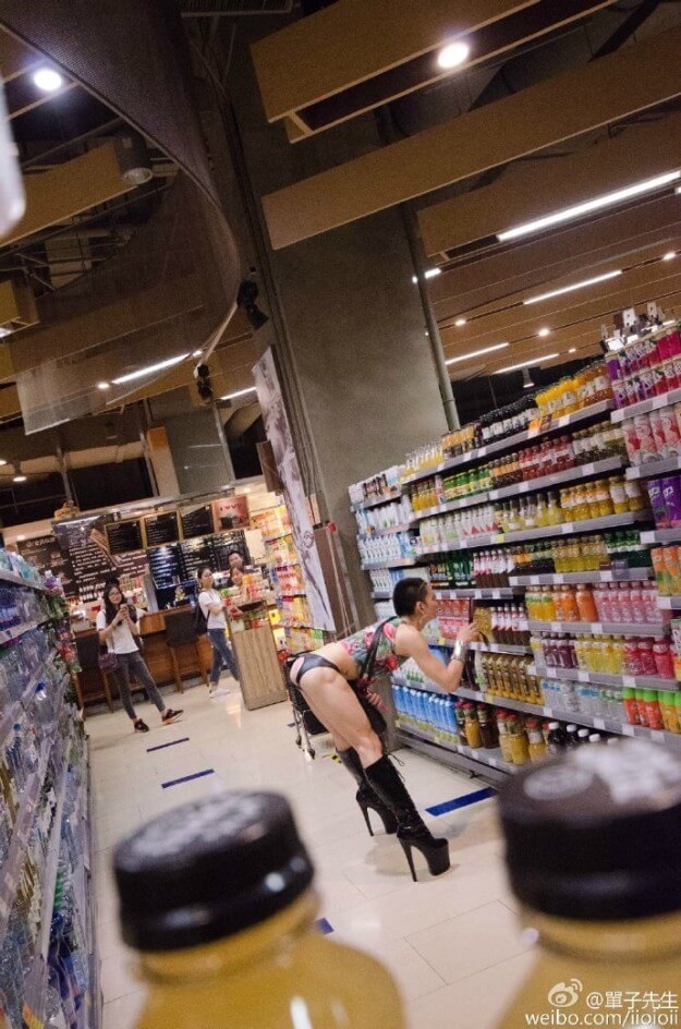 Cina: Sister Tomato al supermarket in tacco e lingerie