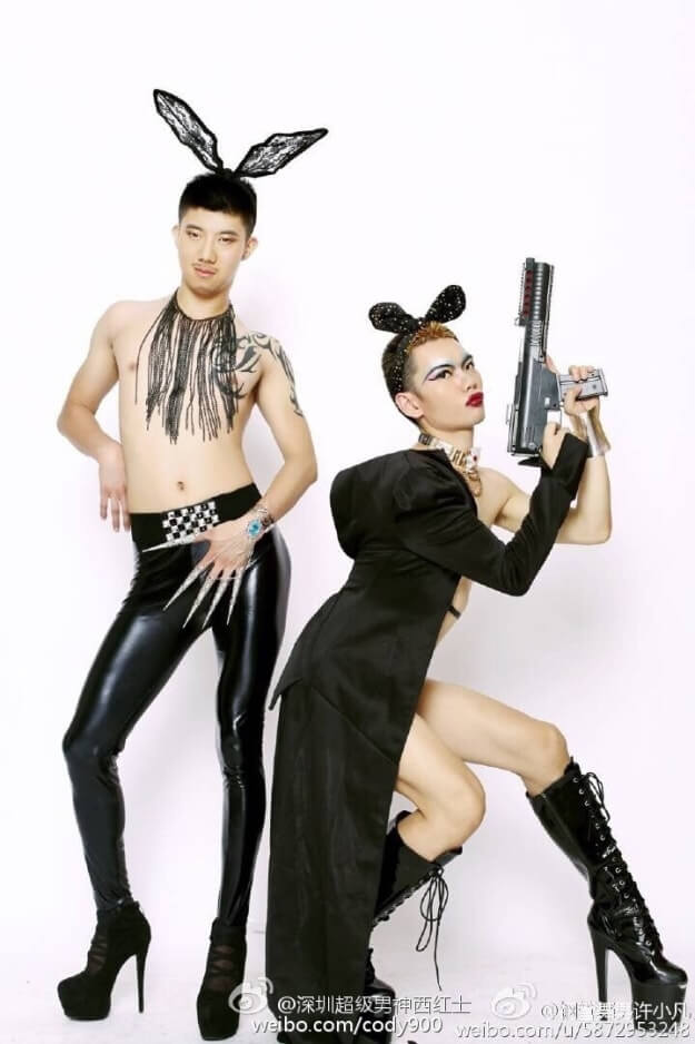 Cina: Sister Tomato al supermarket in tacco e lingerie