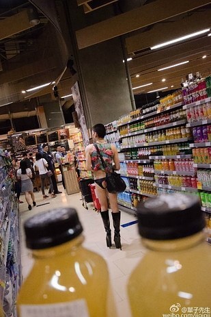 Cina: Sister Tomato al supermarket in tacco e lingerie