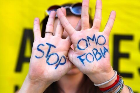 Bari, 38enne gay pestato a sangue: “Tu di qua non uscirai vivo” - stop omofobia amnesty - Gay.it