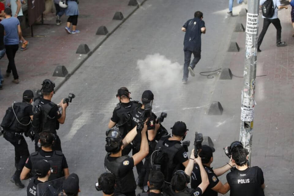 Istanbul Gay Pride: gas lacrimogeni e proiettili di gomma per disperdere il corteo