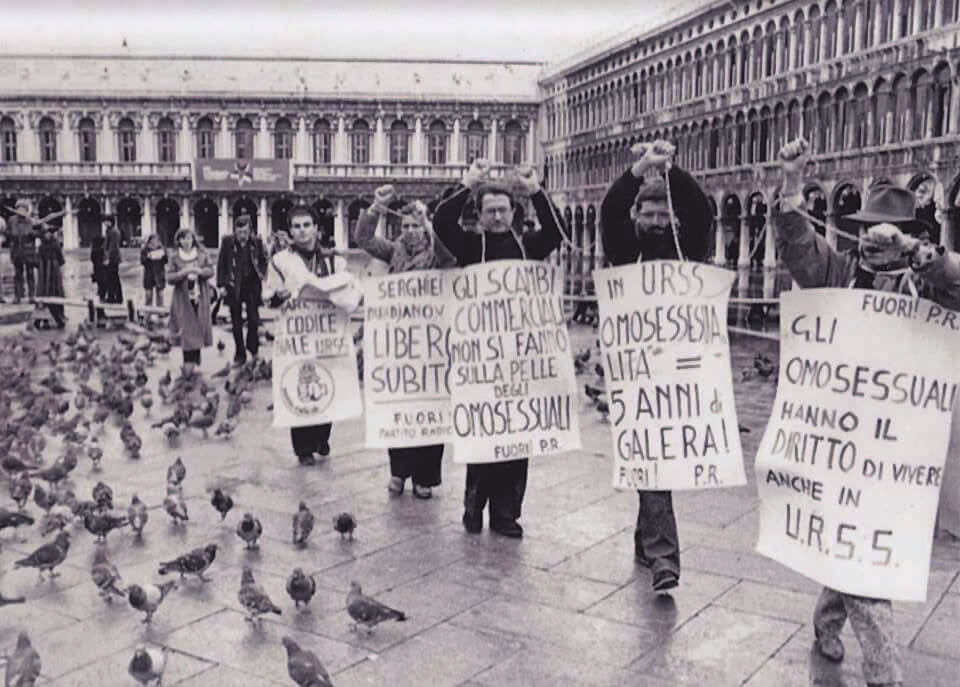 Venezia 1976, manifestazione a favore del regista russo Sergei Parajanov arrestato perché omosessuale. Simbolicamente incatenati si riconoscono Enzo Francone, Angelo Pezzana, Felix Cossolo.