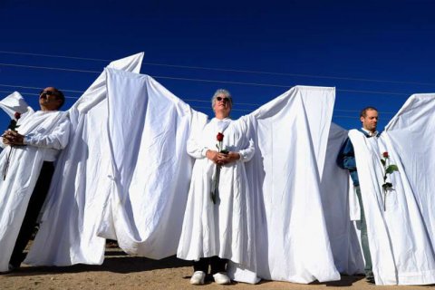 Funerali di Orlando: angeli bianchi contro gli integralisti cristiani di Westboro - catena umana orlando - Gay.it