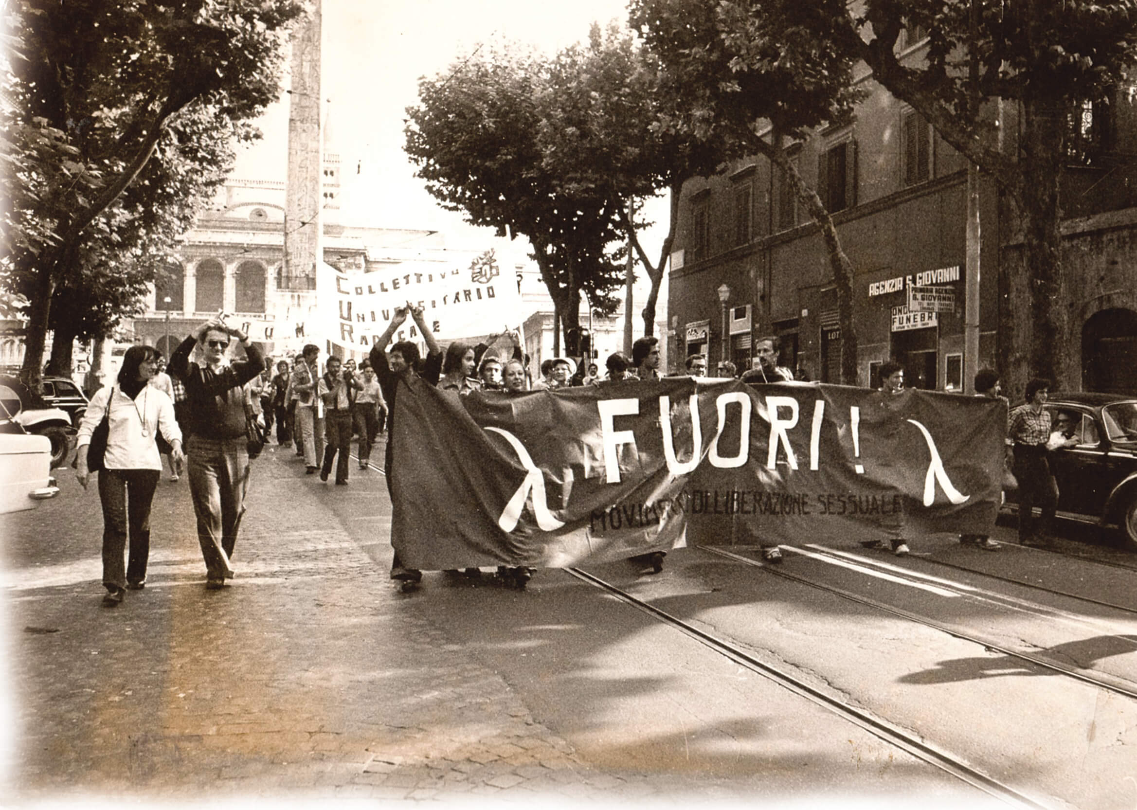  Una manifestazione del FUORI! a Roma, anch’essa datata 1975, si riconosce, sulla sinistra, il leader del FUORI! Angelo Pezzana.