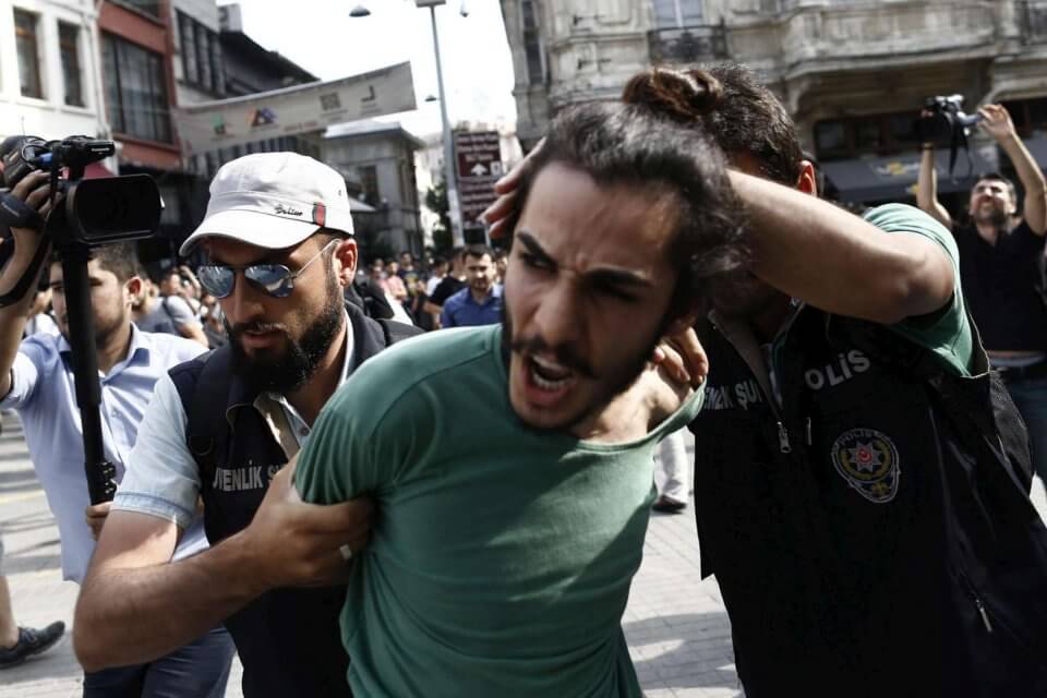 Istanbul: al Pride lacrimogeni <br> sul corteo e sette arresti - istanbul pride 4 - Gay.it