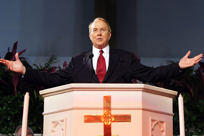 "Sii uomo: spara ai trans che usano il bagno sbagliato" - james dobson omofobo - Gay.it