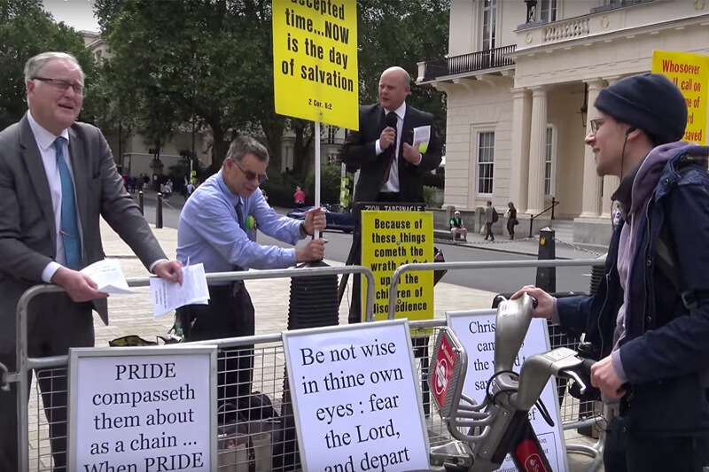 Jesse Eisenberg distrugge i cattolici anti-Pride a Londra