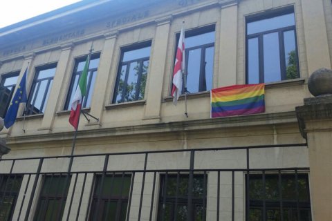 Milano: la bandiera arcobaleno torna in Zona 2 - milano rainbow - Gay.it