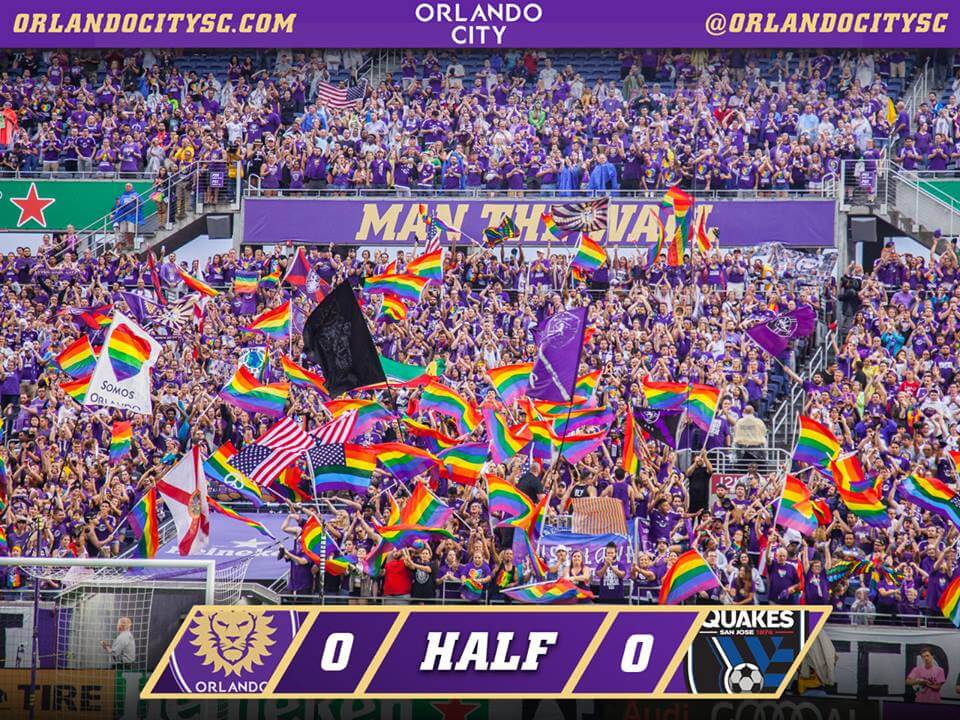 Orlando: lo stadio pieno di arcobaleni per omaggiare le vittime