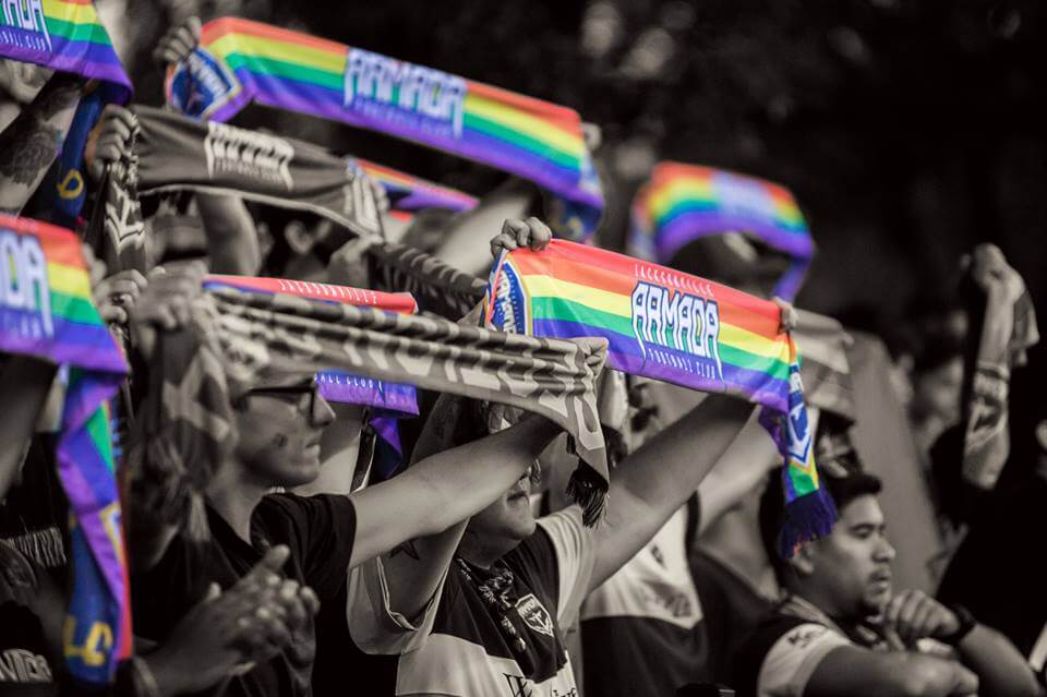 Orlando: lo stadio pieno di arcobaleni per omaggiare le vittime