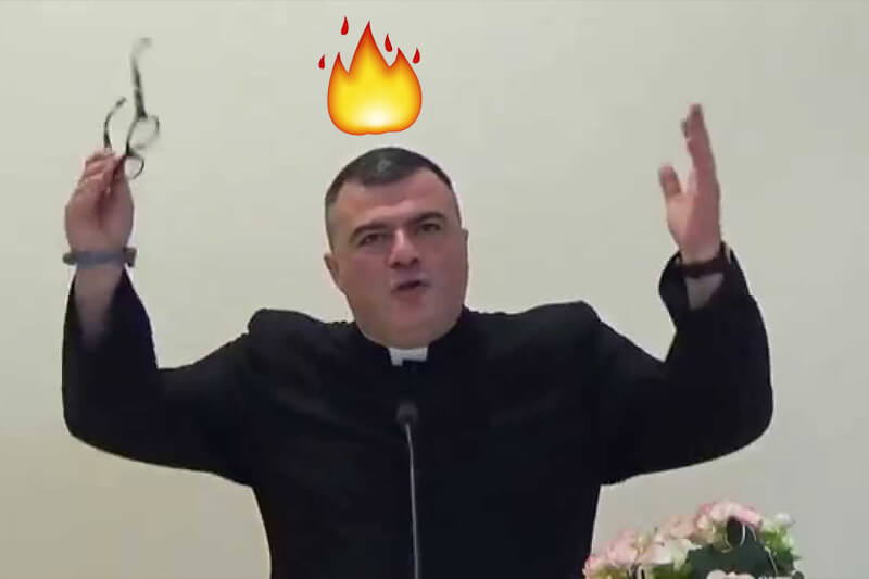 Parroco sicario: “I gay meritano la morte”, ma il mandante è Papa Francesco