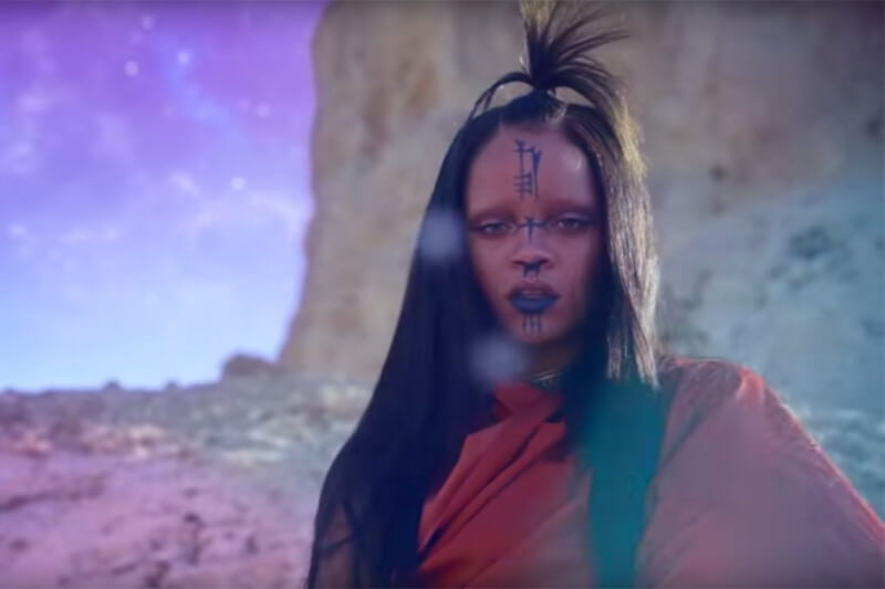 Rihanna etnica e stellare nel video di Sledgehammer