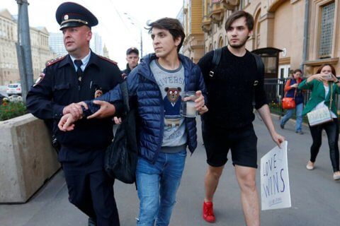 Russia: il video dei ragazzi arrestati per aver omaggiato le vittime di Orlando - russia orlando - Gay.it