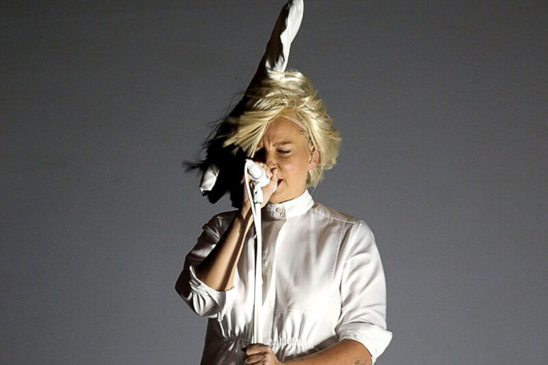 Sia piange mentre dedica la sua Titanium alle vittime di Orlando: guarda il video