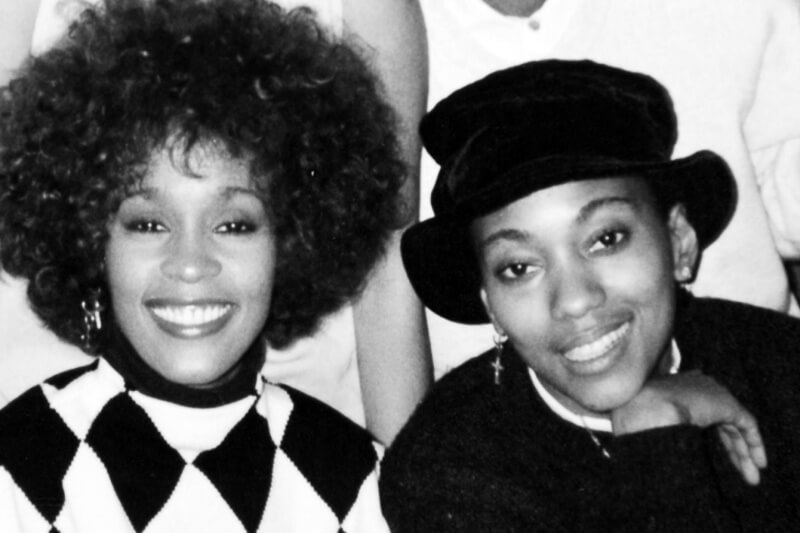 Bobby Brown rivela: “Whitney Houston era bisessuale e amava la sua assistente”