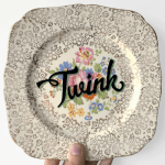 Le ceramiche gay vintage e sfacciate di Pansy Ass - Thumbnail
