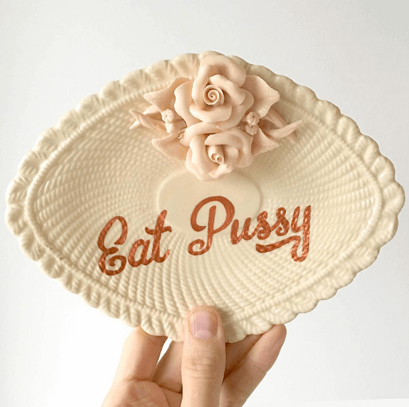 Le ceramiche gay vintage e sfacciate di Pansy Ass