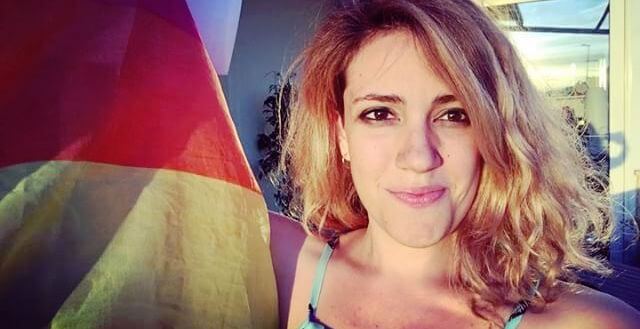 chiara-sfrecola-che-tiene-una bandiera-rainbow